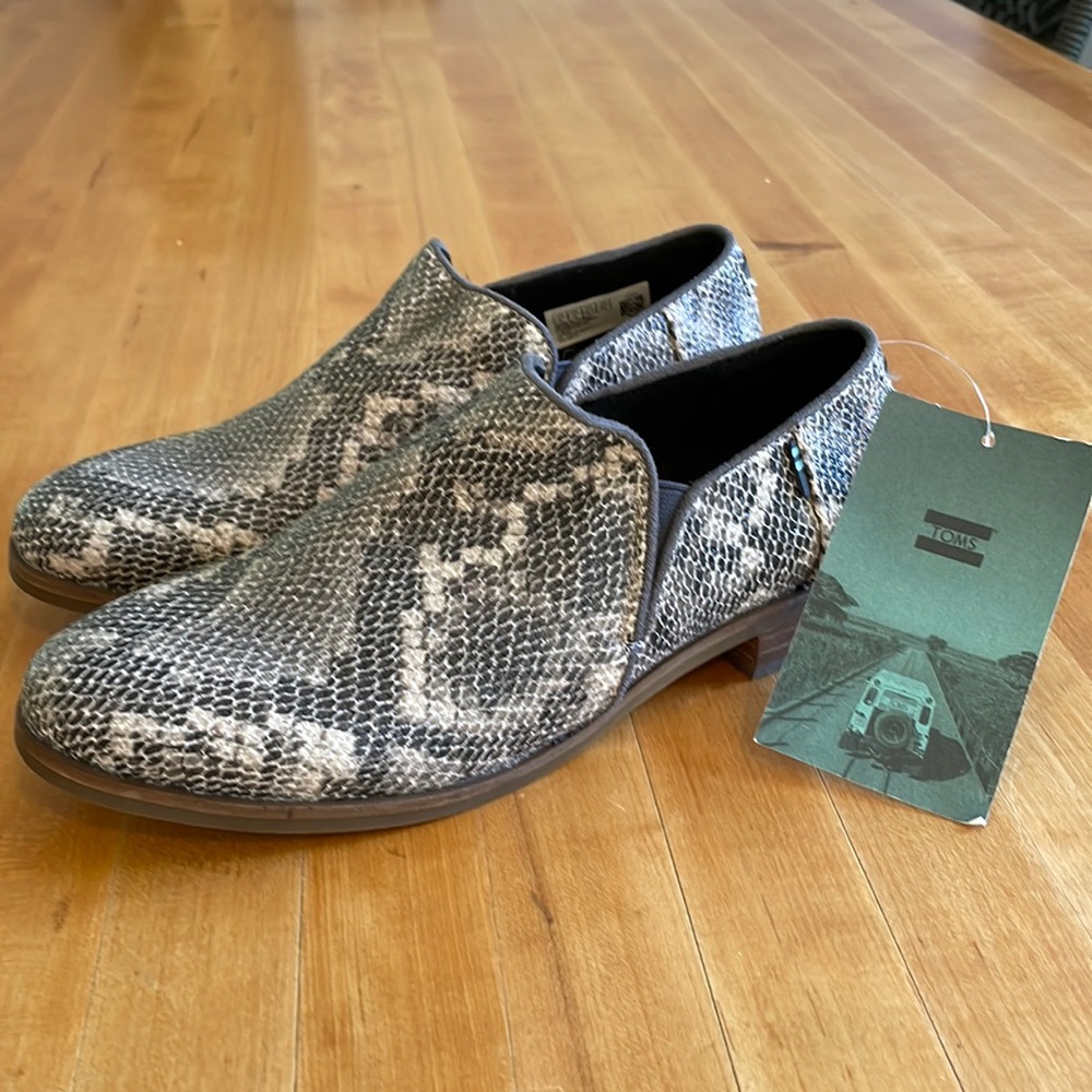 Toms Shaye Low, Faux Snake, NWT